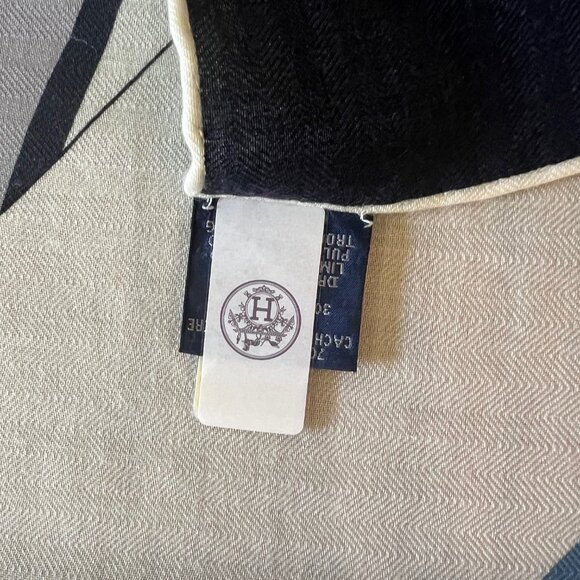 Hermes 53 x 53 Cashmere and Silk Shawl - Picture 2 of 3